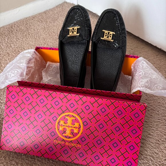 Tory Burch Kendrick driving loafers in black patent leather - Picture 2 of 12